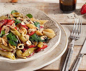 Ensalada de pasta con frutillas