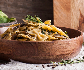 Farfalle con crema, champiñones y espinaca