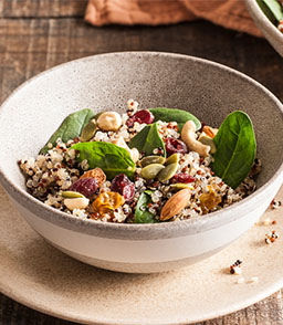 Ensalada de quínoa con espinaca y frutos secos
