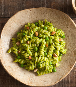 Pasta con pesto de arvejas y menta